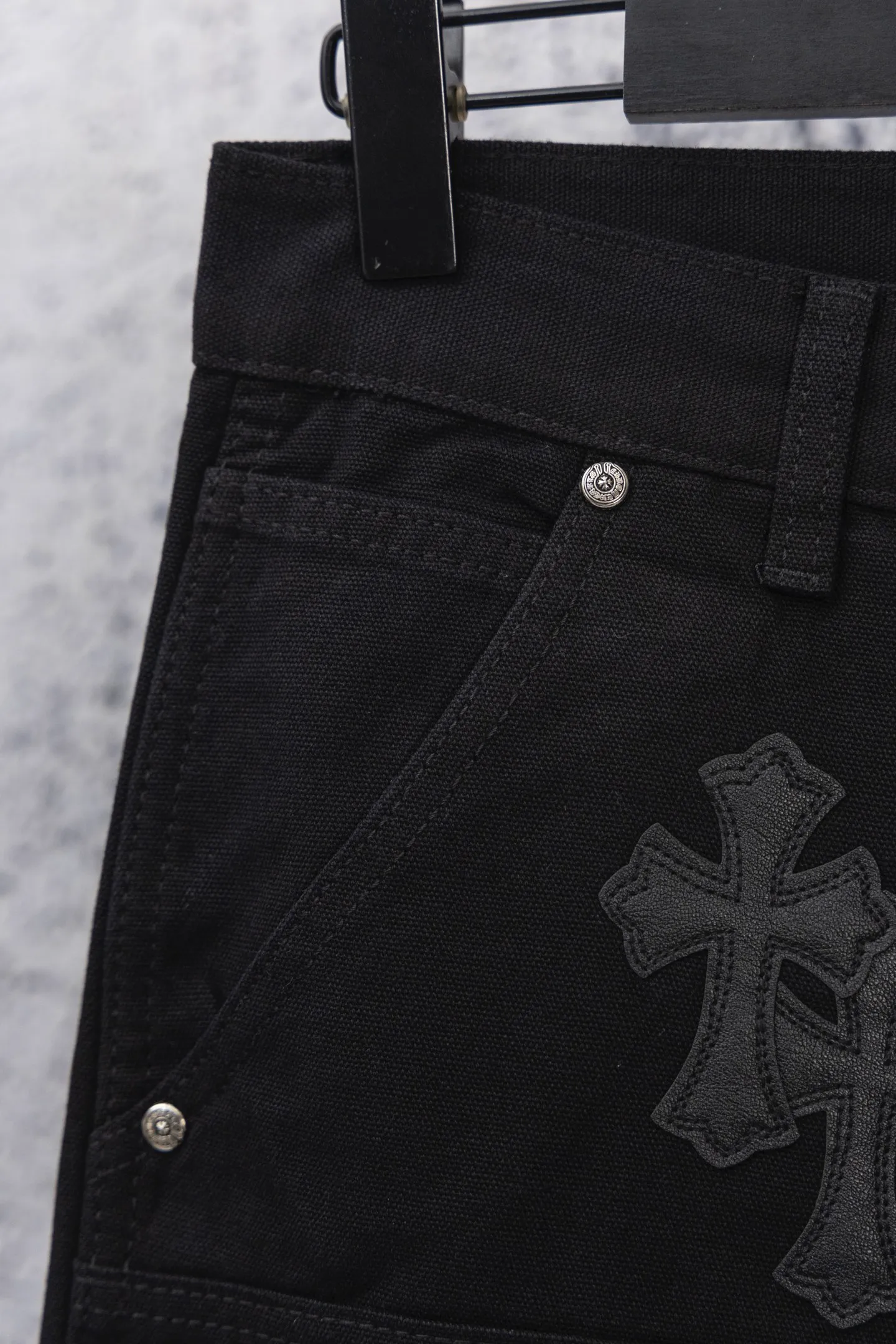 P270 CH Chromehearts pure black cross-stitched leather black workwear jeans and logging pants. The cabinet price is 34W level. The patches are decorated with cross flowers and washed jeans! ! An absolutely high-end luxury product, a 1.9W-level god-level single product, a super popular product, made by top heavy industry, a magic weapon that cannot be missed! [About Zangyin] This is an extremely luxurious fashion brand that can also be called the aristocracy of the high street. It has always been an exclusive brand for some hipsters or rich second generations. Compared with ordinary high streets, it is more luxurious and noble. Compared with luxury brands, it is more fashionable and individual. It has always been a brand that I have a special liking for. [Top heavy industry fashion design] Consistently high-street luxury style. Speaking of this style, the Zangyin family and GU family are definitely the leading representative brands. Especially the Zangyin family has really achieved a state-of-the-art effect in creating high-street style. The unique washed material is used to create this style. The color system is already quite eye-catching. After it is decorated with patchwork cross flowers, it cleverly highlights the charm of the brand. Secondly, this style uses classic The high-waist cutting design highlights the long legs and fashionable temperament of the upper body. The brand is highly recognizable and the slim fit configuration is more suitable for daily wear. It is a product that interprets personality, fashion, and specifications at a glance. This single product is enough to make any fan excited. It can be a white T-shirt for a youthful college style, or a tight suspender for a royal style. It has strong matching ability and can be easily controlled by men.  [Materials and craftsmanship] Needless to say, this point goes without saying. As an excellent craftsman brand, Zangyin’s requirements for details and craftsmanship are really perfect. The washed color of this model has gone through so many processes, not to mention the embellishment of denim appliques. It is also purely hand-made and sewn. Just like what they believe in, only hand-made things have soul and have the meaning of wear. A top-notch heavy-duty fashionable denim item, I look forward to your perfect interpretation! !  Color: Black Size: 28-36